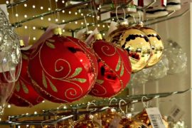 Готовь сани летом: в Лондоне продают рождественские игрушки