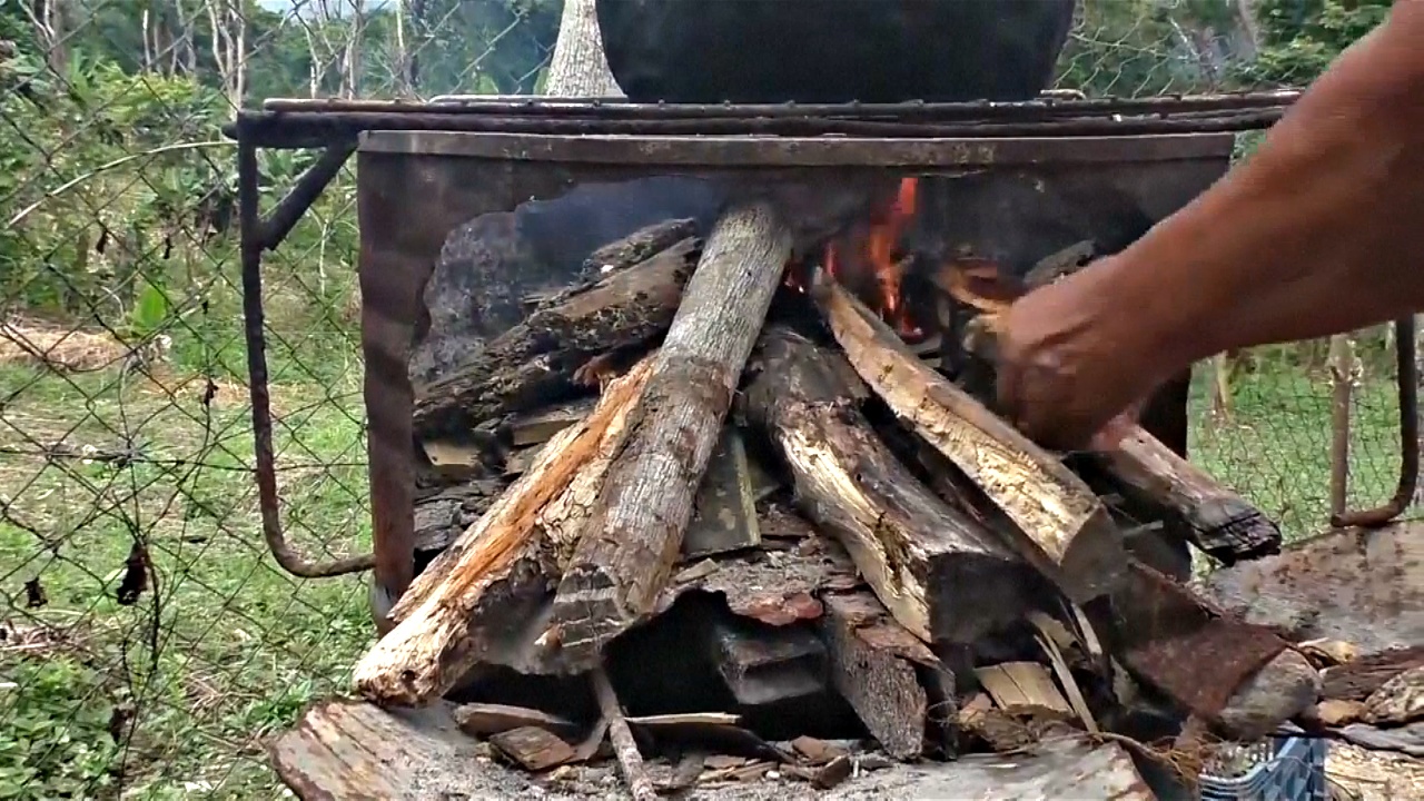 Венесуэльцы готовят на дровах из-за отсутствия газа