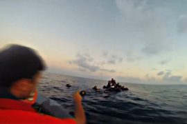 Нелегальные перевозчики выбросили в море 180 мигрантов