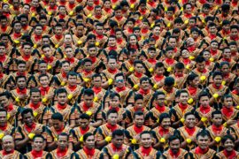 Более 10 тысяч человек исполнили народный танец Индонезии