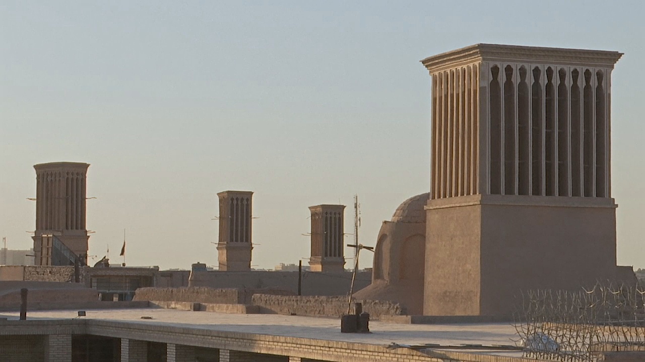 Древняя архитектура иранского города спасает людей от жары