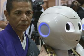 Зачем в Японии создали робота-священника?