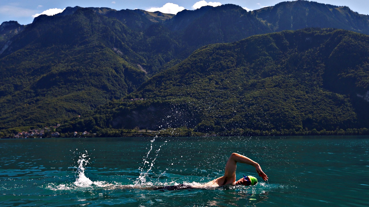 Пловцы-любители пересекли 70-километровое Женевское озеро