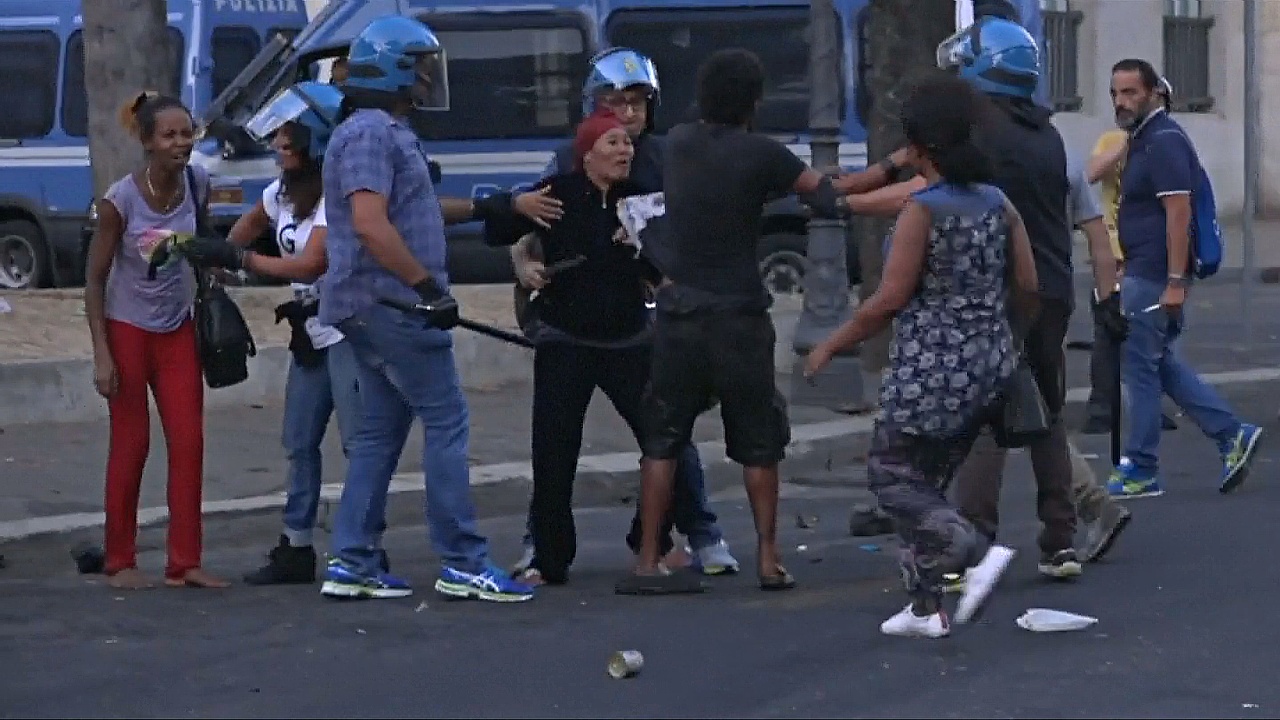 В Риме 100 беженцев вступили в стычки с полицией