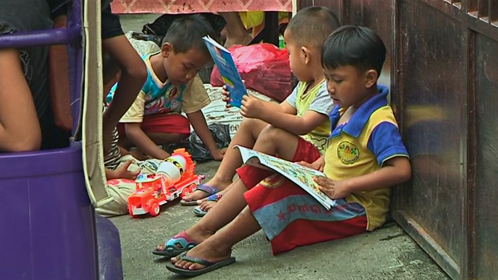 Пожилой индонезиец сделал передвижную библиотеку для детей