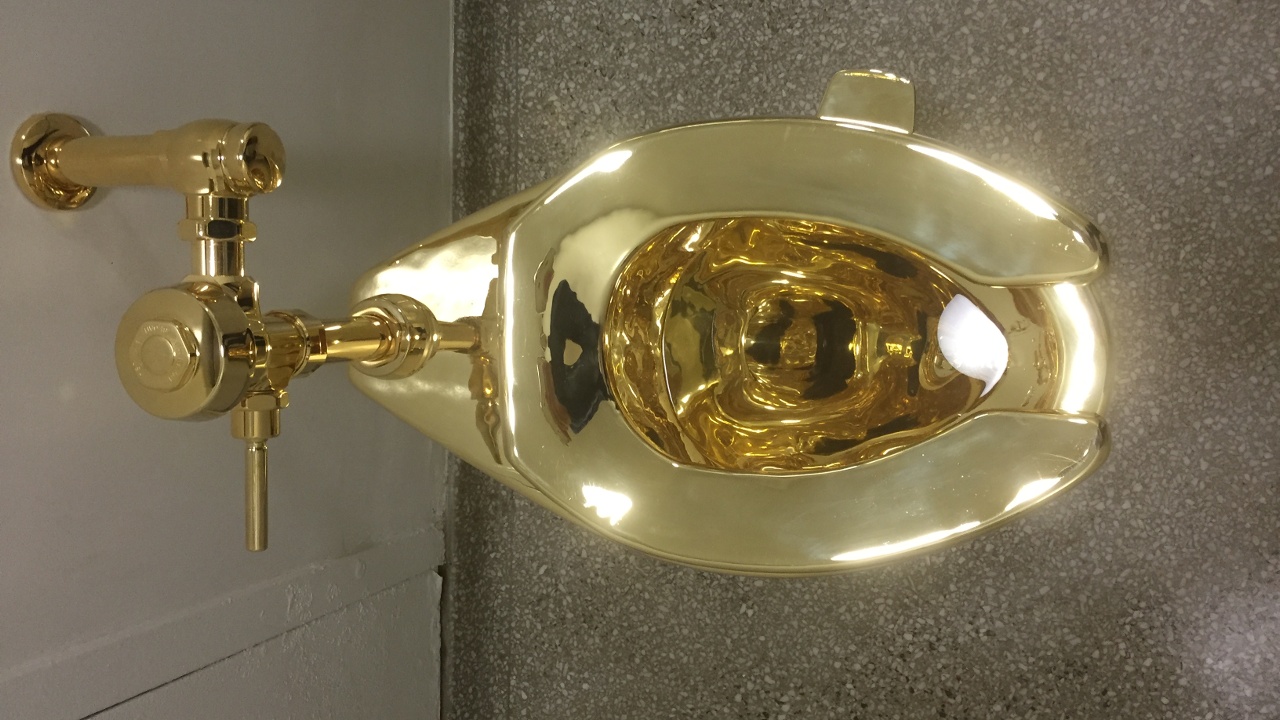 Зачем в музее Нью-Йорка установили золотой унитаз?
