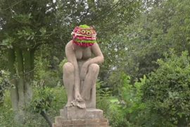 Каменные статуи в Брюсселе нарядили в шапочки из цветов