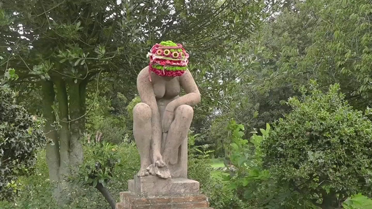 Каменные статуи в Брюсселе нарядили в шапочки из цветов