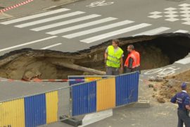 На оживлённой улице Брюсселя образовался провал в несколько метров
