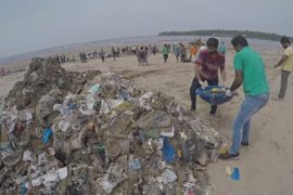 Волонтёры очищают от гор мусора индийские города
