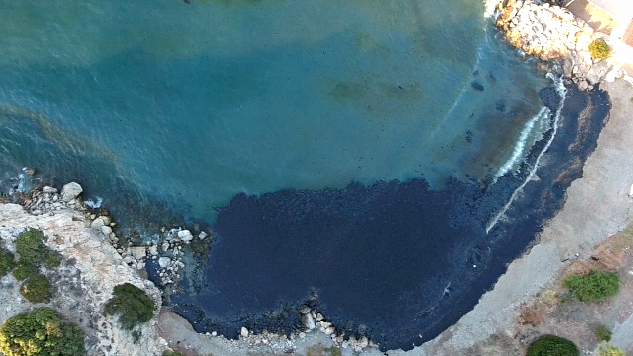 Затонул танкер: нефтепродукты разлились у греческого острова Саламин