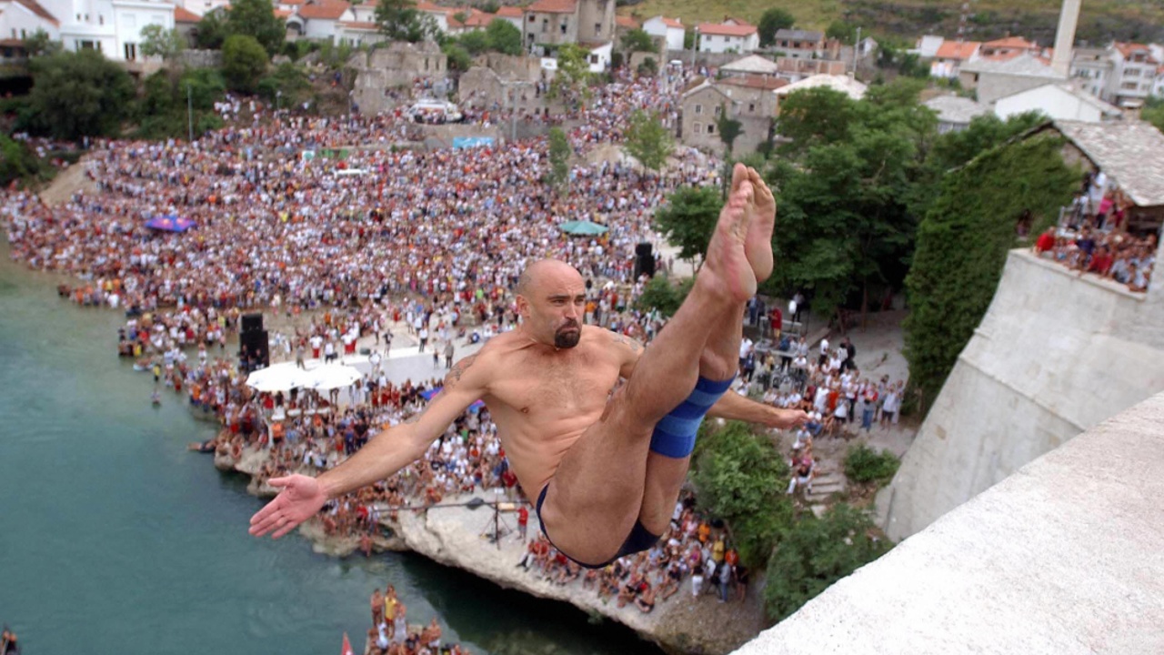Как клифф-дайверы прыгали с моста в Боснии