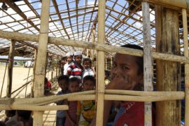 Беженцы-рохинджа строят временные жилища в Бангладеш