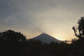 На Бали эвакуируют людей из-за опасности извержения вулкана Агунг