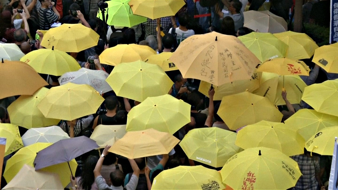 Гонконгцы отметили три года «революции зонтиков» новым протестом