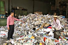 Гонконг тонет в макулатуре из-за запрета Китая на ввоз отходов