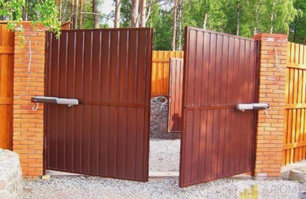 В чем заключается разница между откатными и распашными воротами? Ответ экспертов Alumdevelop.ru