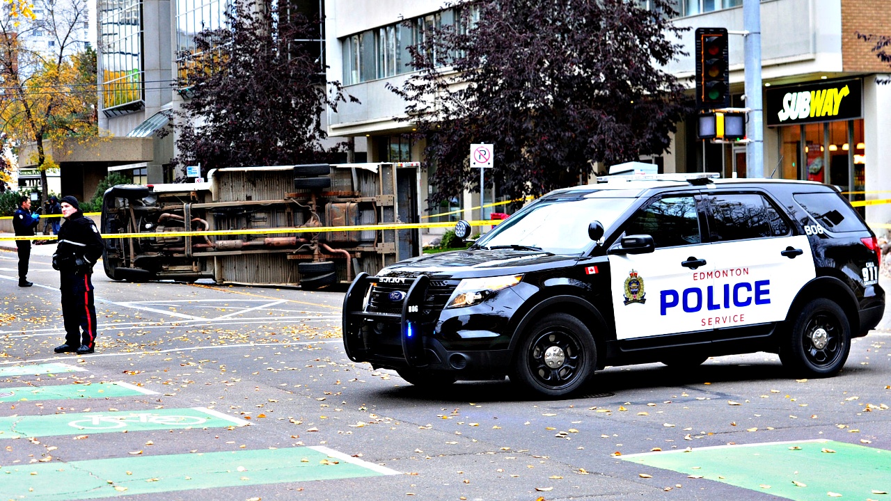 Нападения с ножами во Франции и Канаде