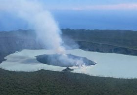 Из-за вулкана эвакуируют всех жителей острова Оба