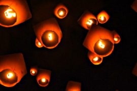 Сотни светящихся фонариков взмыли в небо над Тайванем