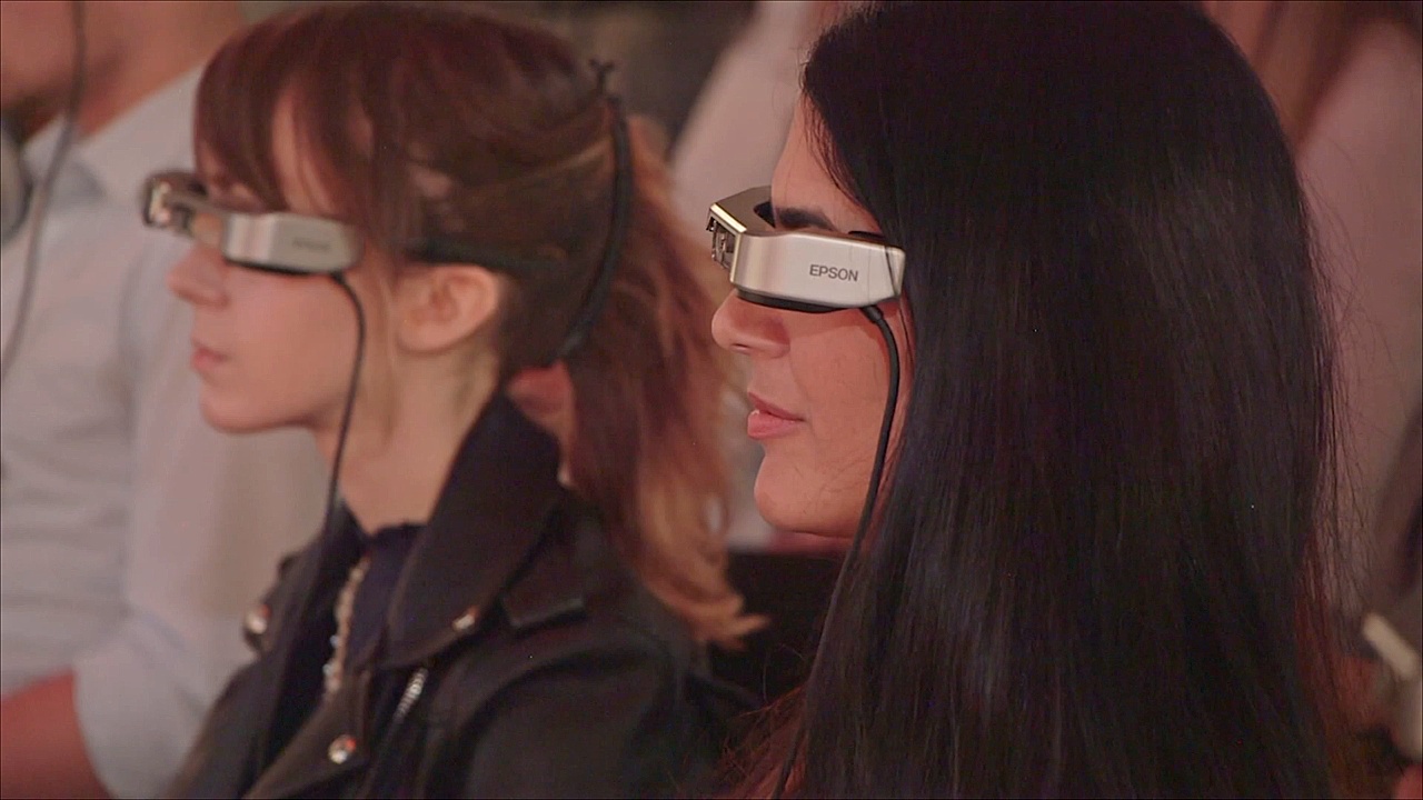 Для людей с проблемами слуха разработали очки для похода в театр