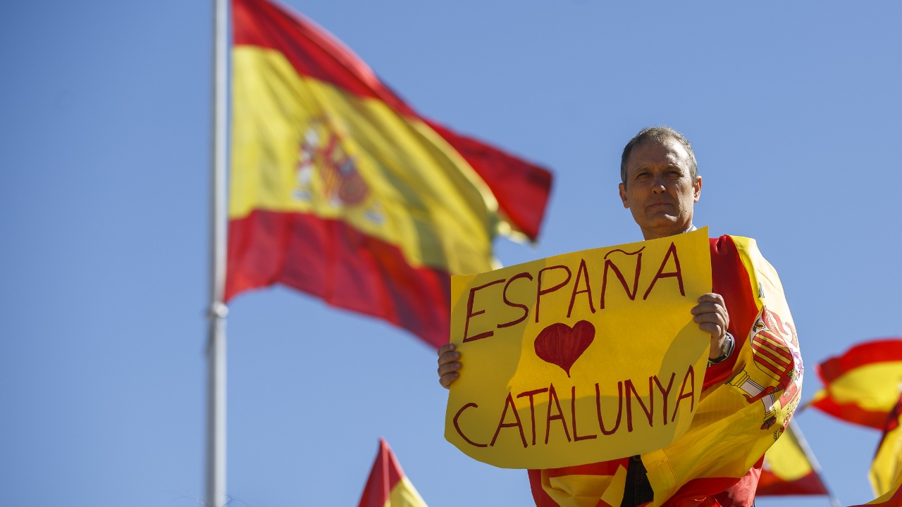 Сотни тысяч протестовали в Барселоне против независимости Каталонии