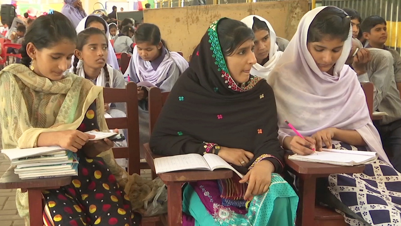 Пакистанских детей из неблагополучных семей учат в бесплатных школах