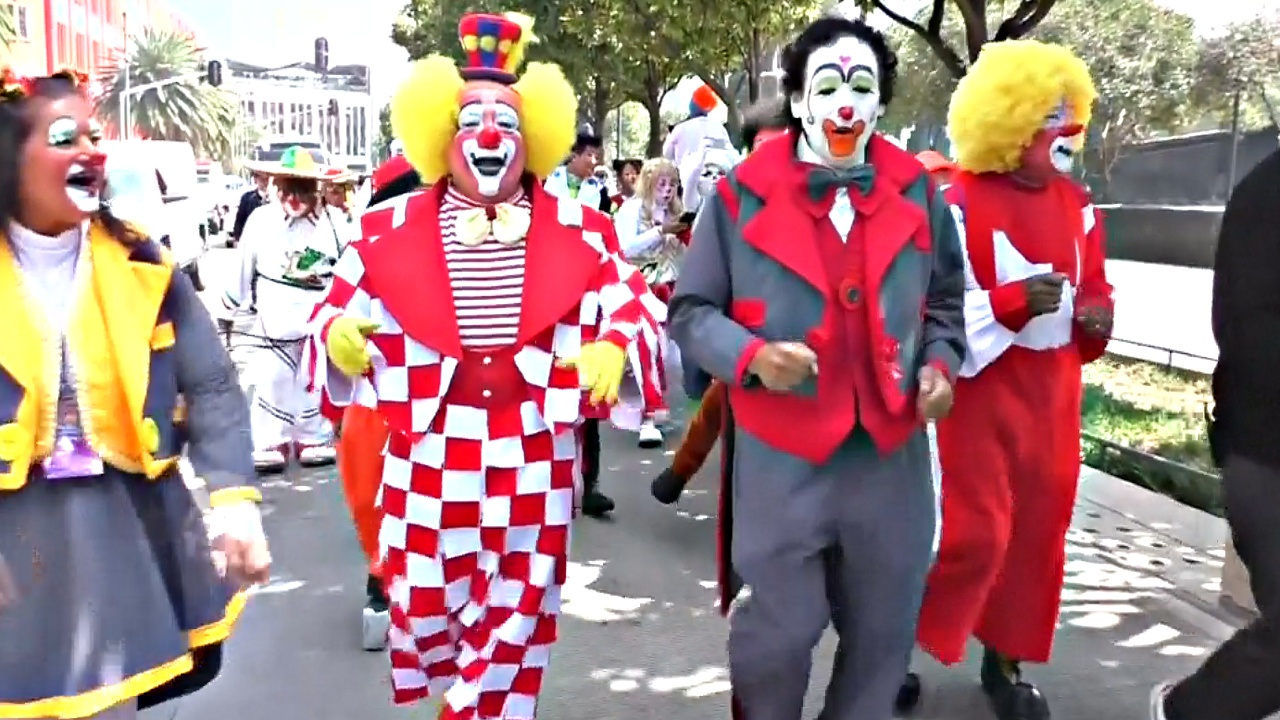 Клоуны из разных стран прошли парадом по улицам Мехико