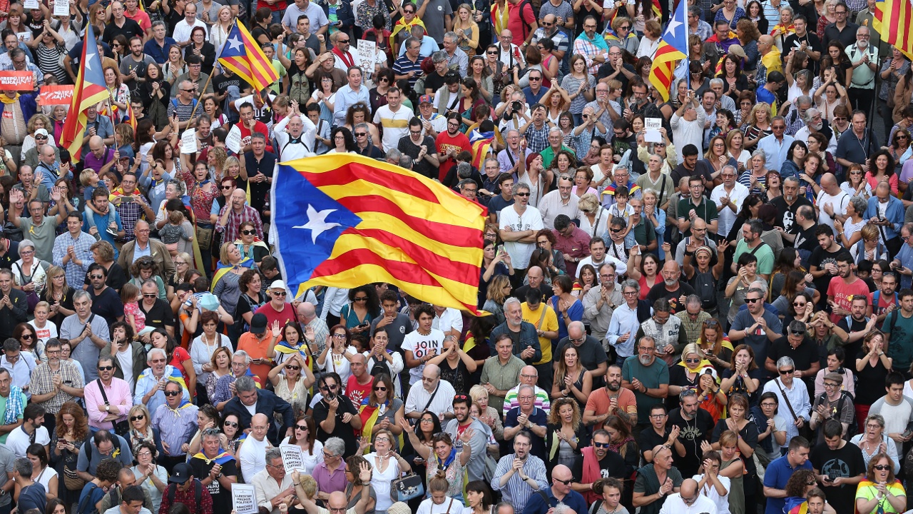 Масштабный протест против отставки властей Каталонии прошёл в Барселоне