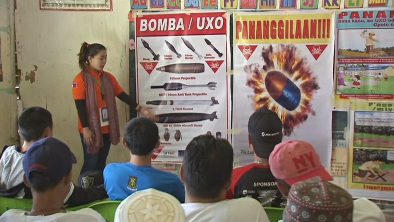 Жителей Марави учат распознавать бомбы и мины, оставшиеся после боевиков