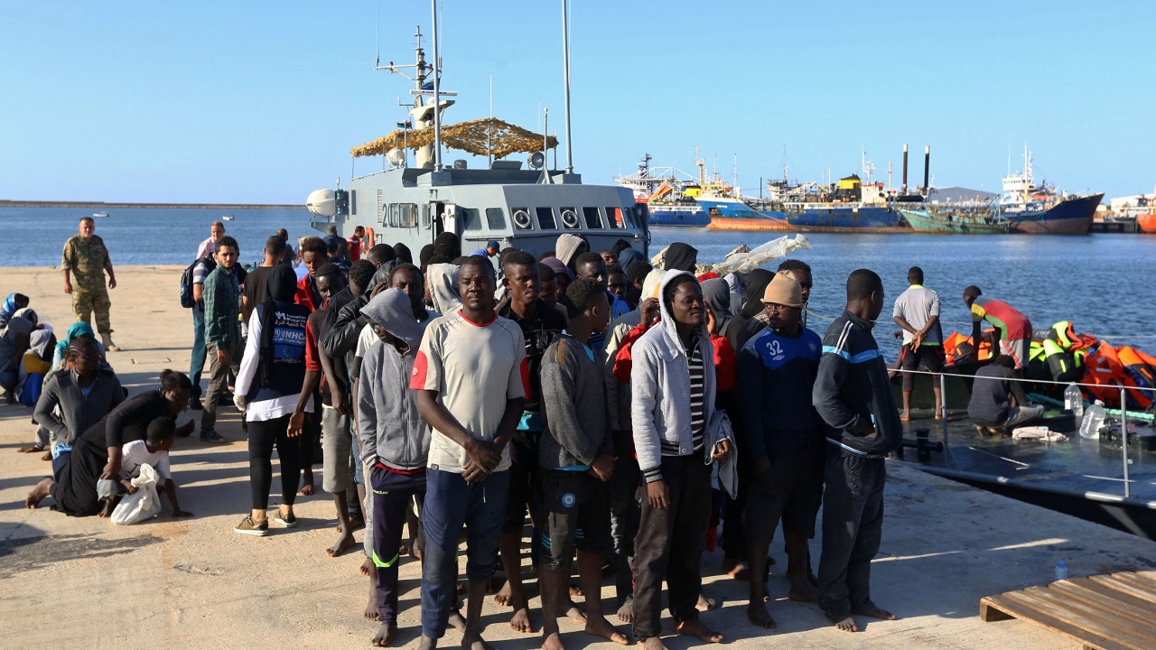 Сотни мигрантов перехватили у побережья Ливии