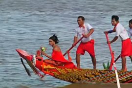 Фестиваль воды в Камбодже отметили гонками на лодках-драконах