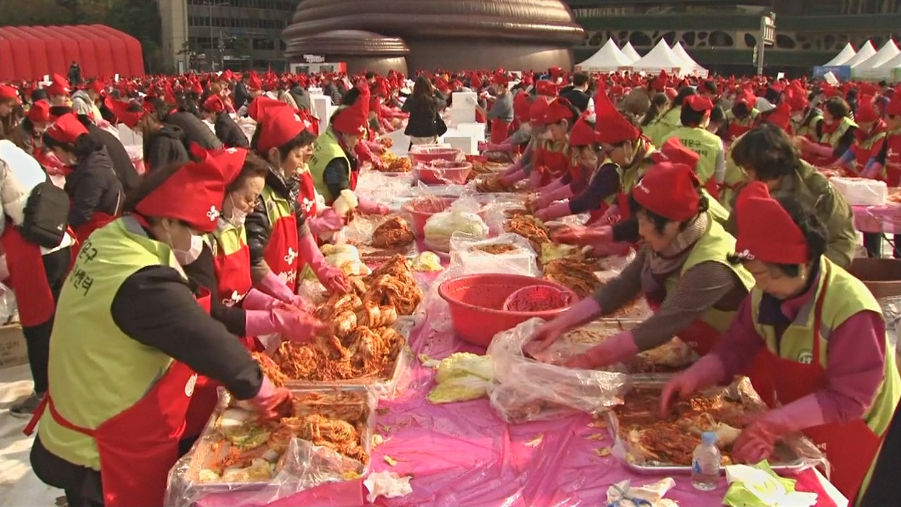 Тысячи собрались в Сеуле, чтобы готовить кимчхи ради благотворительности