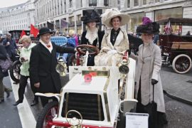 Выставку ретроавтомобилей провели прямо на улице Лондона