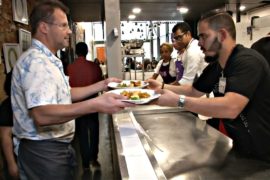 Ресторан в Рио кормит обедами бездомных и бедных бразильцев
