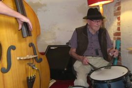 96-летний барабанщик играет в джаз-группе после перерыва в три четверти века