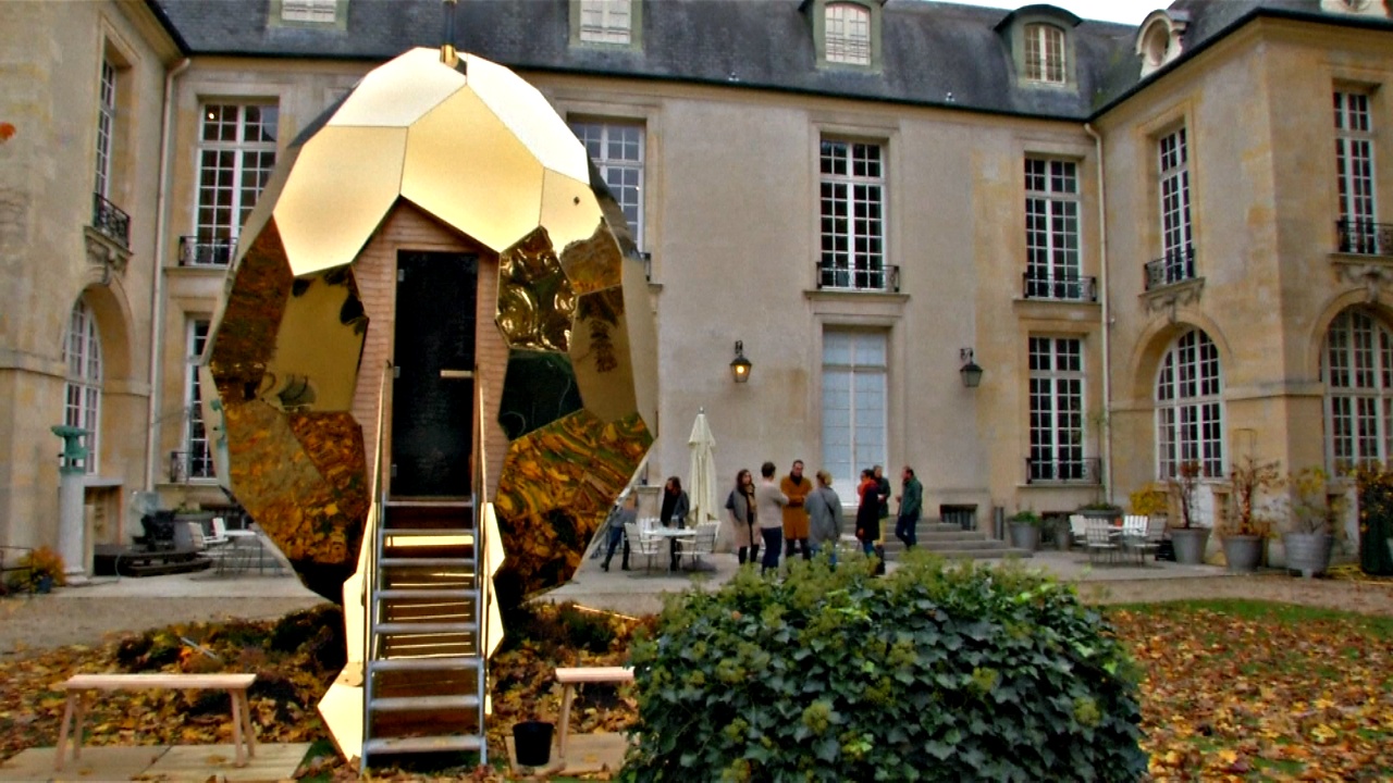 Сауна в виде золотого яйца появилась в осеннем Париже