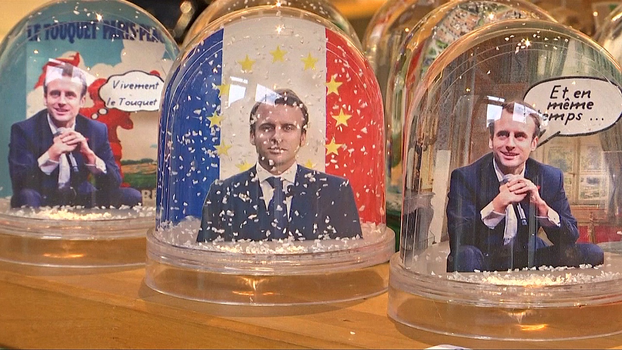 Снежные шары с Макроном — популярнейшие сувениры во Франции
