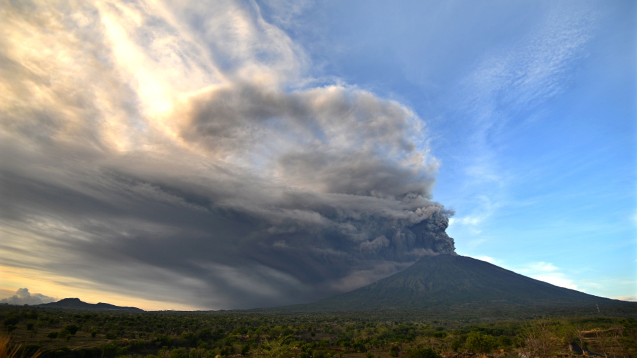 На Бали извергается Агунг: уровень опасности подняли до наивысшего