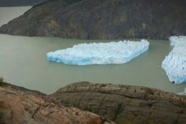 Огромный айсберг откололся от ледника Грей на юге Чили