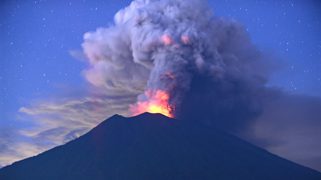 Вулкан Агунг не напугал: балийцы и туристы сохраняют спокойствие