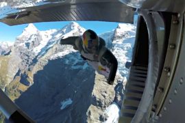 Вингсьют-пилоты прыгнули с горы и влетели в самолёт