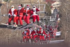 Десятки Санта-Клаусов съехали с горы на лыжах и сноубордах