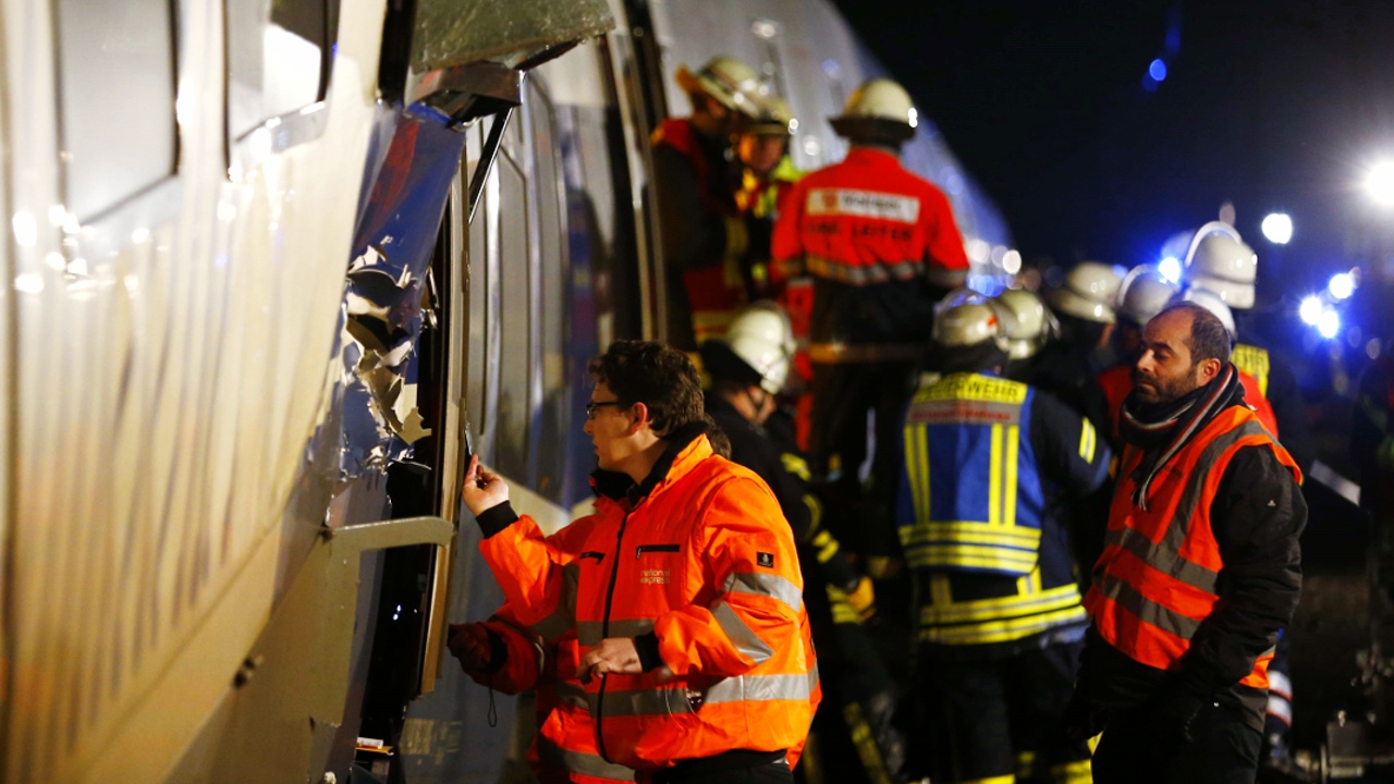 В Германии пассажирский поезд врезался в грузовой, есть пострадавшие