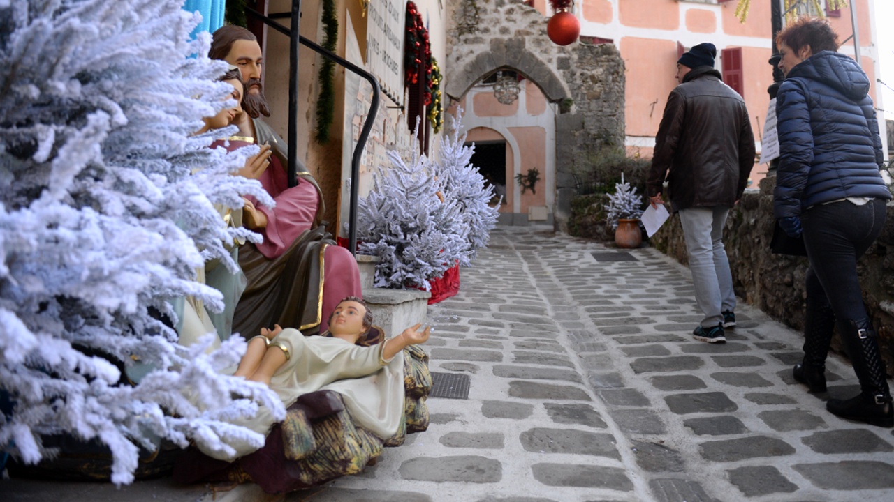 Сотни Рождественских вертепов украсили французский городок