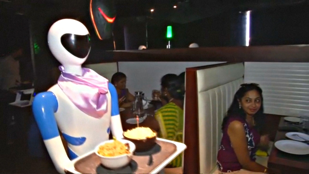 Ресторан в Индии заменил официантов роботами