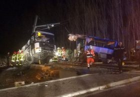 Поезд врезался в школьный автобус во Франции, есть жертвы