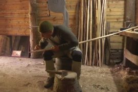 Серб делает луки и стрелы по средневековым технологиям