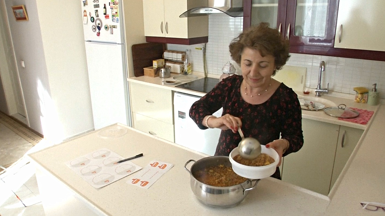 Стамбульские мамы готовят обеды для работающих людей