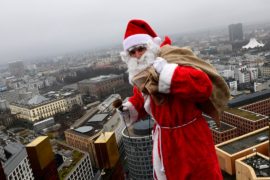 Санта-Клаус спустился к детям по небоскрёбу в Берлине